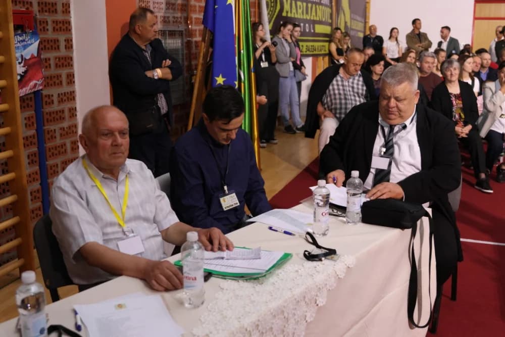 (FOTO)Tamburaši Divne godine sa Mariannom Ilkiv pobjednici Zlatnog glasa Zlatne doline