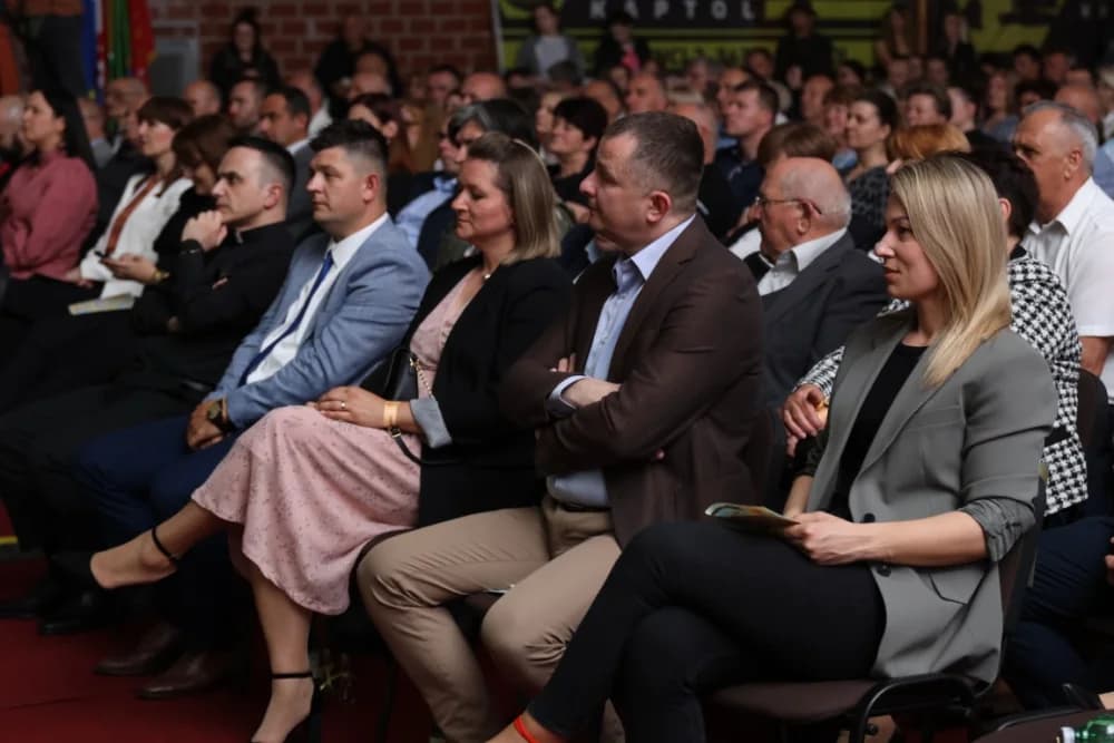 (FOTO)Tamburaši Divne godine sa Mariannom Ilkiv pobjednici Zlatnog glasa Zlatne doline