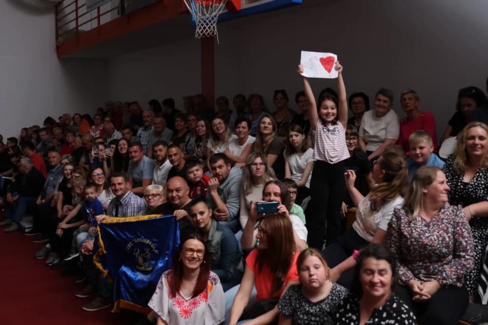 (FOTO)Tamburaši Divne godine sa Mariannom Ilkiv pobjednici Zlatnog glasa Zlatne doline