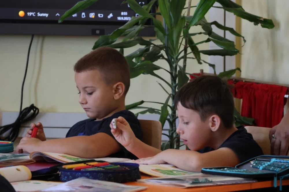 Poštijte naše znakoveʼ: Edukcija prvašića o sigurnosti u prometu /FOTO/