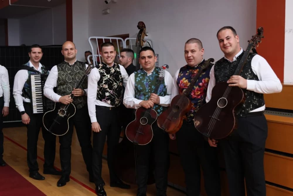(FOTO)Tamburaši Divne godine sa Mariannom Ilkiv pobjednici Zlatnog glasa Zlatne doline
