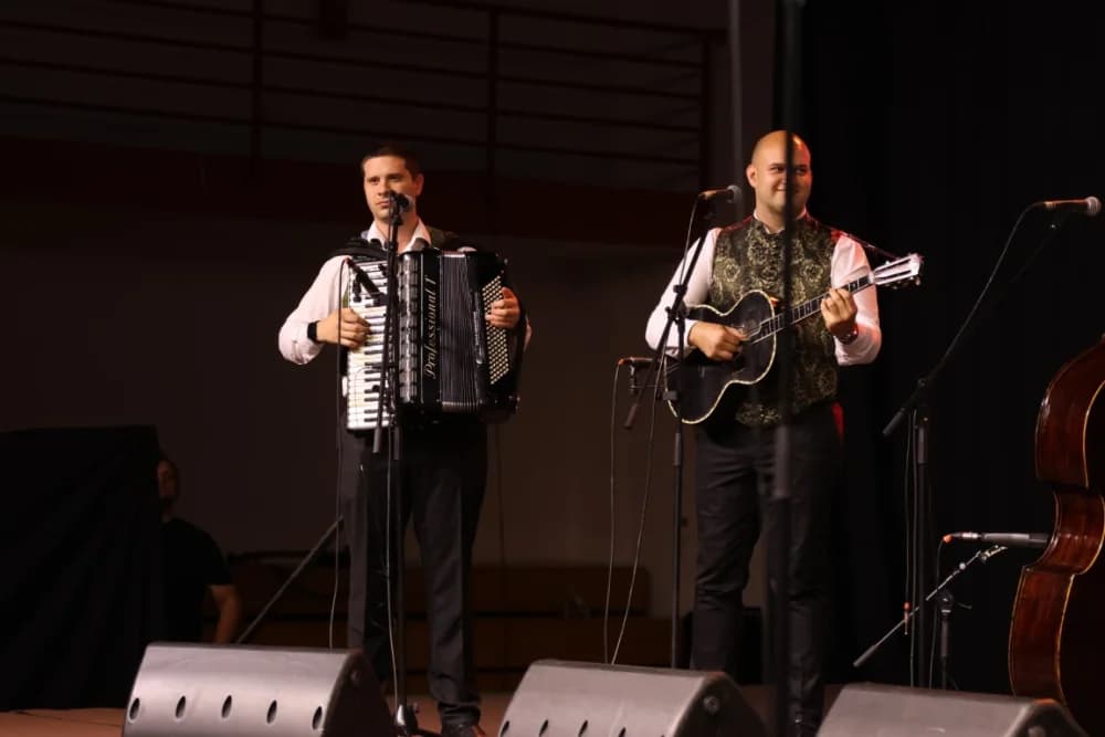 (FOTO)Tamburaši Divne godine sa Mariannom Ilkiv pobjednici Zlatnog glasa Zlatne doline