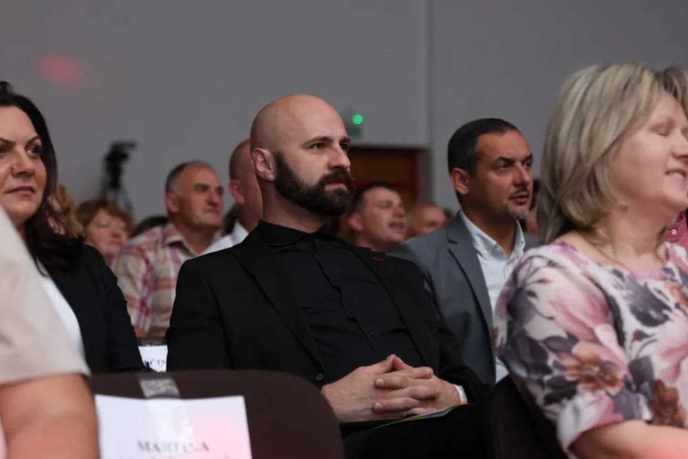 (FOTO)Tamburaši Divne godine sa Mariannom Ilkiv pobjednici Zlatnog glasa Zlatne doline