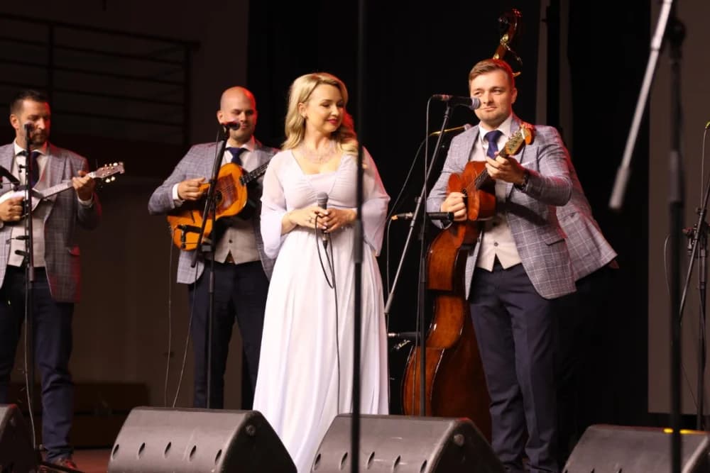 (FOTO)Tamburaši Divne godine sa Mariannom Ilkiv pobjednici Zlatnog glasa Zlatne doline