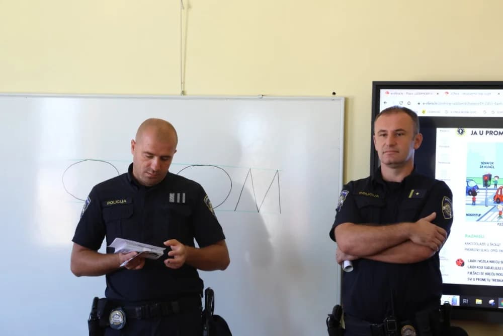 Poštijte naše znakoveʼ: Edukcija prvašića o sigurnosti u prometu /FOTO/