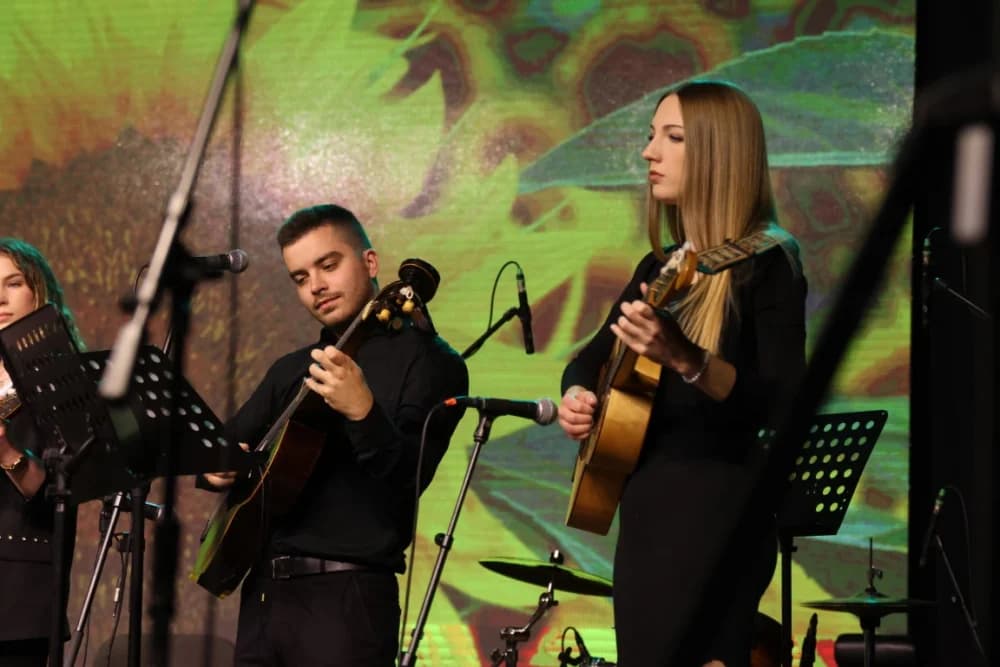 (FOTO)Tamburaši Divne godine sa Mariannom Ilkiv pobjednici Zlatnog glasa Zlatne doline