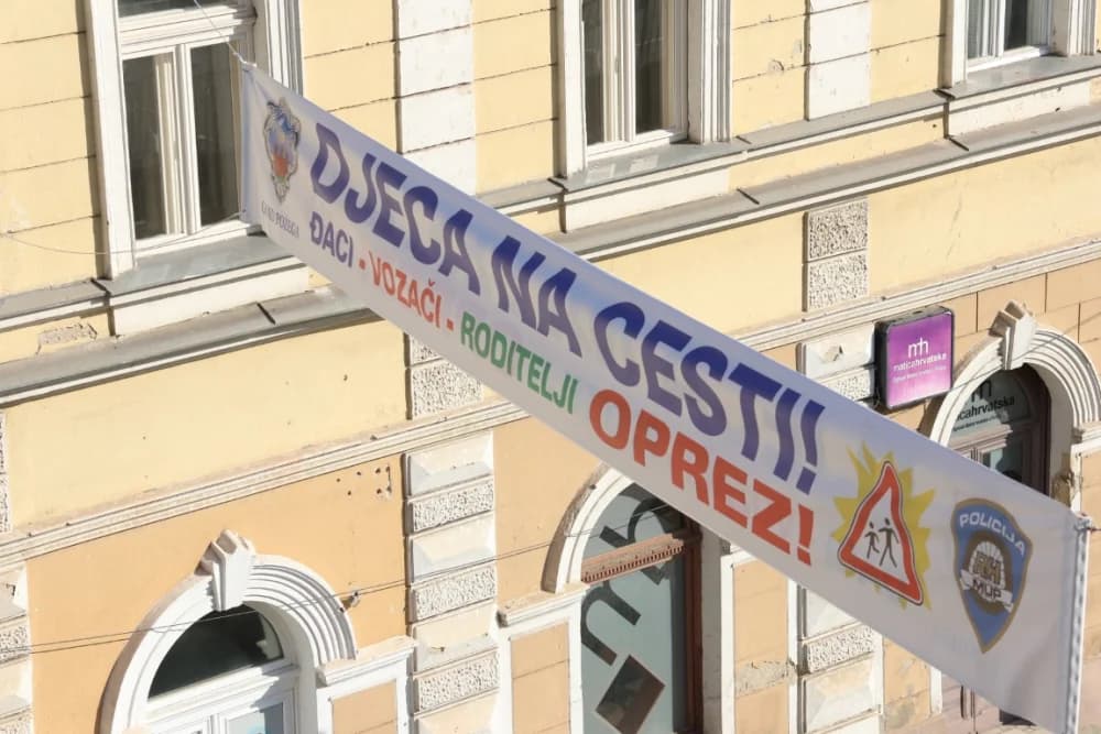 Poštijte naše znakoveʼ: Edukcija prvašića o sigurnosti u prometu /FOTO/
