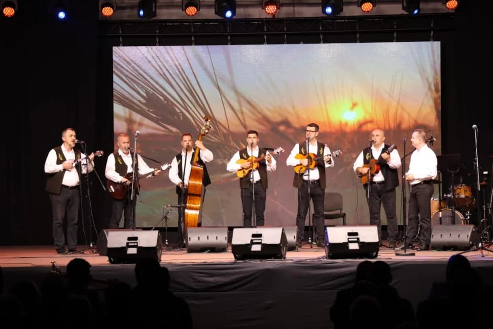 (FOTO)Tamburaši Divne godine sa Mariannom Ilkiv pobjednici Zlatnog glasa Zlatne doline