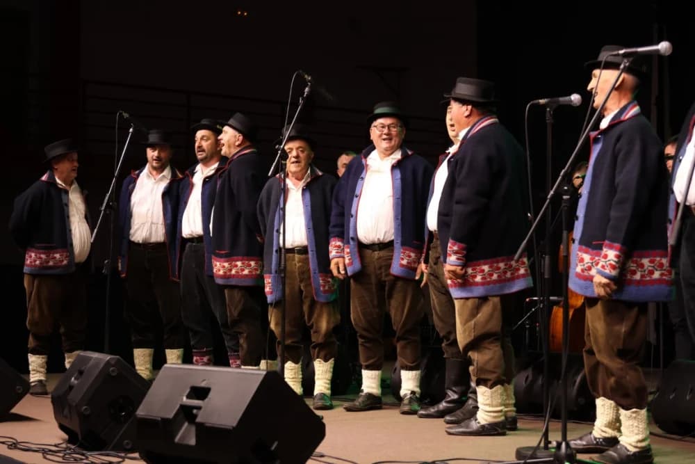 (FOTO)Tamburaši Divne godine sa Mariannom Ilkiv pobjednici Zlatnog glasa Zlatne doline