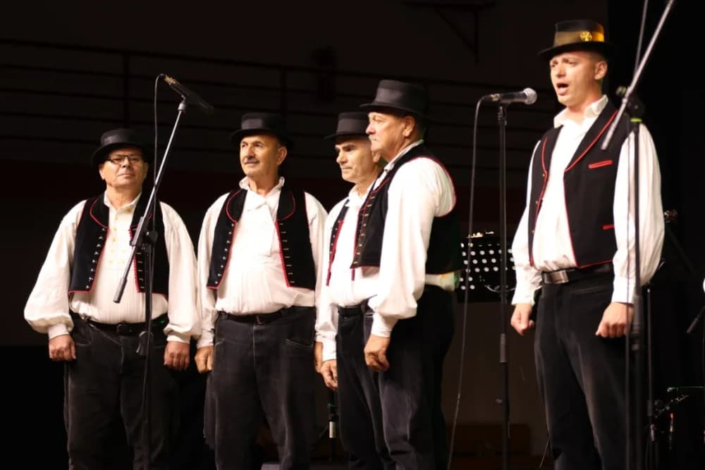 (FOTO)Tamburaši Divne godine sa Mariannom Ilkiv pobjednici Zlatnog glasa Zlatne doline