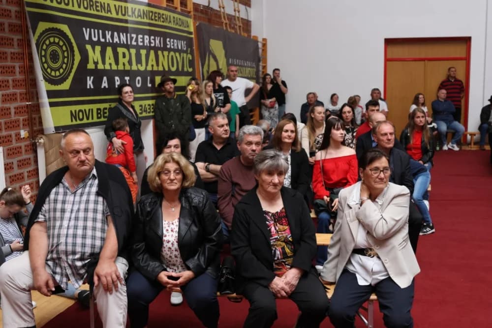 (FOTO)Tamburaši Divne godine sa Mariannom Ilkiv pobjednici Zlatnog glasa Zlatne doline
