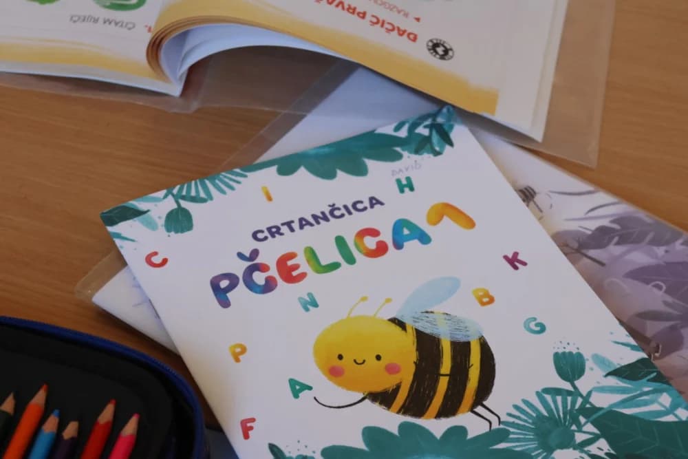 Poštijte naše znakoveʼ: Edukcija prvašića o sigurnosti u prometu /FOTO/