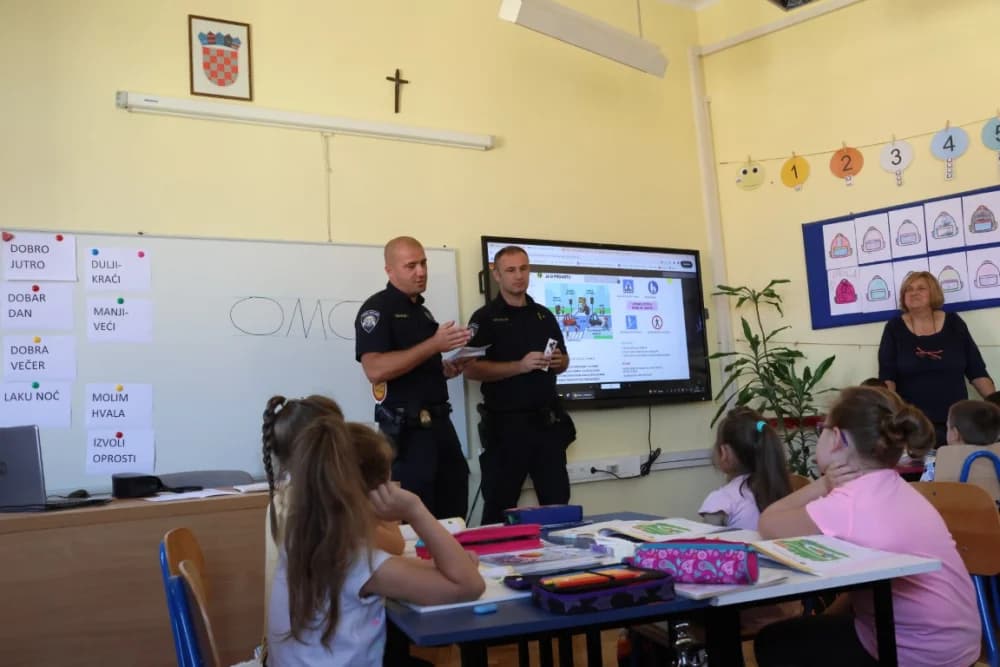Poštijte naše znakoveʼ: Edukcija prvašića o sigurnosti u prometu /FOTO/