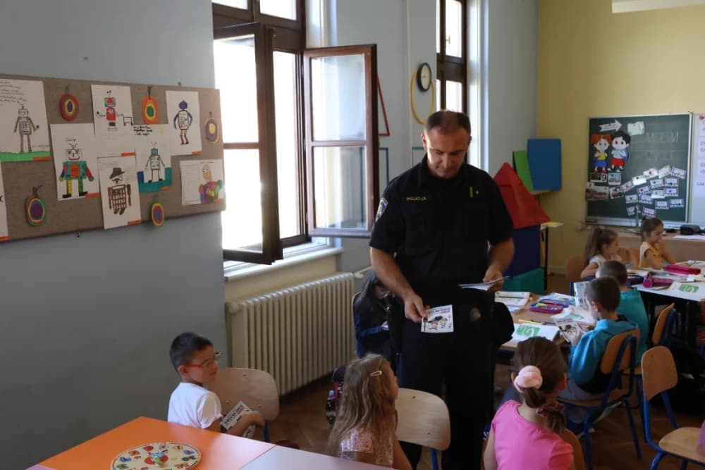 Poštijte naše znakoveʼ: Edukcija prvašića o sigurnosti u prometu /FOTO/