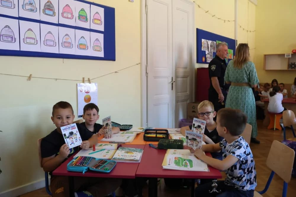 Poštijte naše znakoveʼ: Edukcija prvašića o sigurnosti u prometu /FOTO/