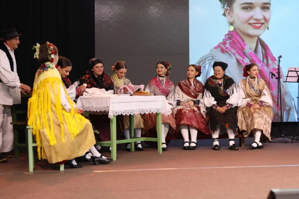 (FOTO-VIDEO) Pjesme, kola i običaji izvelo pet kulturno-umjetničkih društava iz dvije slavonske županije