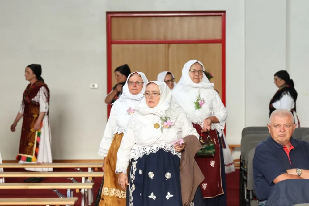 (FOTO-VIDEO) Pjesme, kola i običaji izvelo pet kulturno-umjetničkih društava iz dvije slavonske županije