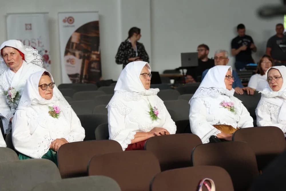 (FOTO-VIDEO) Pjesme, kola i običaji izvelo pet kulturno-umjetničkih društava iz dvije slavonske županije