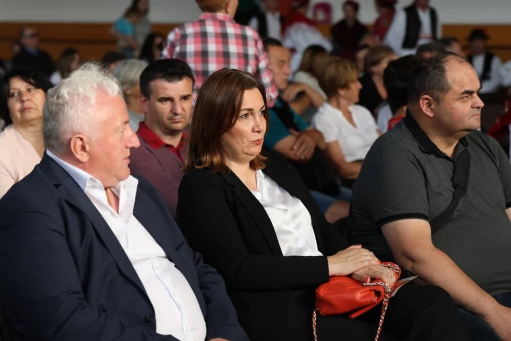 (FOTO-VIDEO) Pjesme, kola i običaji izvelo pet kulturno-umjetničkih društava iz dvije slavonske županije