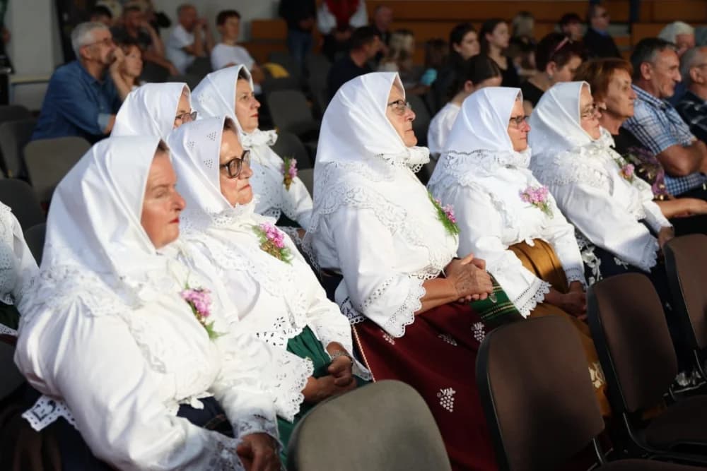 (FOTO-VIDEO) Pjesme, kola i običaji izvelo pet kulturno-umjetničkih društava iz dvije slavonske županije