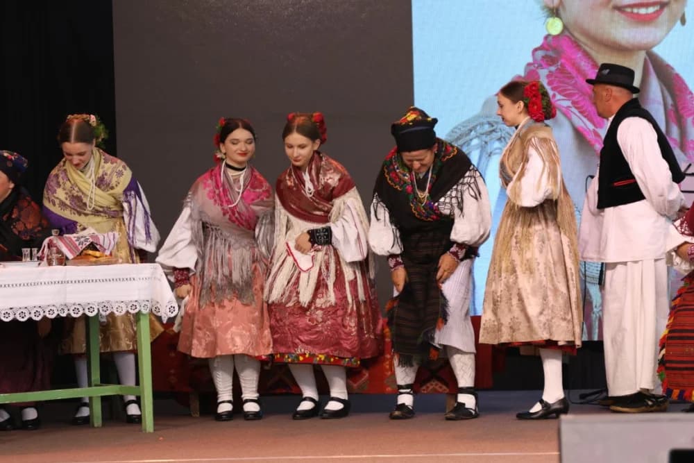(FOTO-VIDEO) Pjesme, kola i običaji izvelo pet kulturno-umjetničkih društava iz dvije slavonske županije