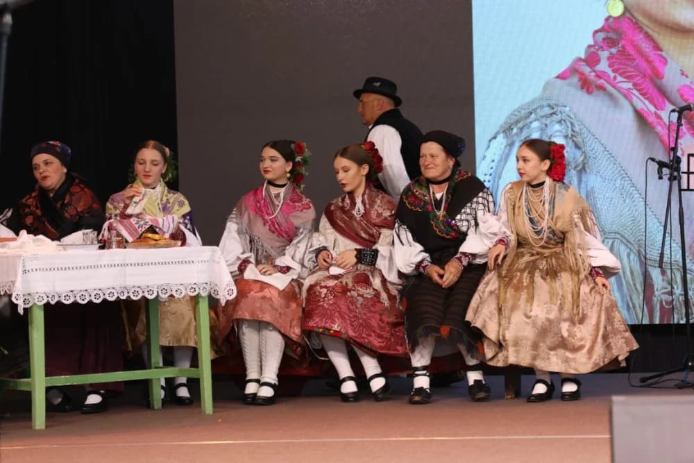 (FOTO-VIDEO) Pjesme, kola i običaji izvelo pet kulturno-umjetničkih društava iz dvije slavonske županije