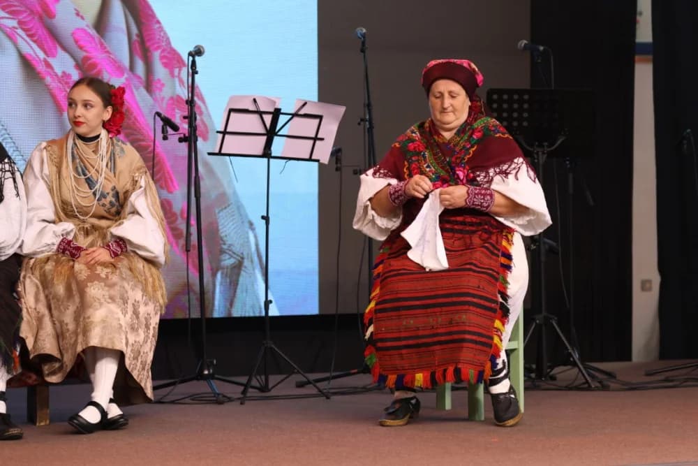 (FOTO-VIDEO) Pjesme, kola i običaji izvelo pet kulturno-umjetničkih društava iz dvije slavonske županije