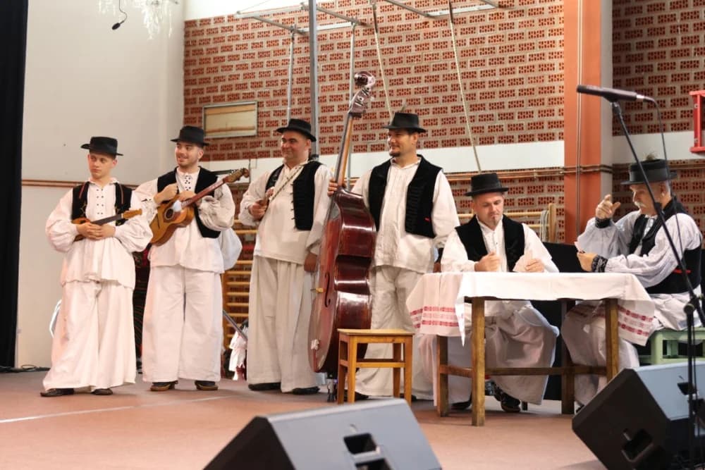 (FOTO-VIDEO) Pjesme, kola i običaji izvelo pet kulturno-umjetničkih društava iz dvije slavonske županije