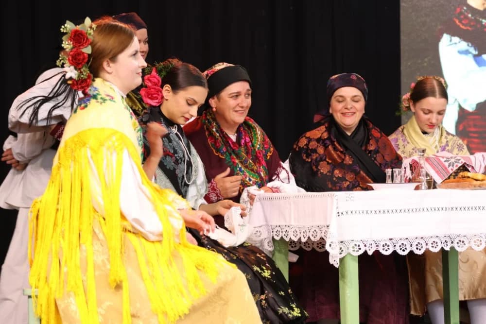 (FOTO-VIDEO) Pjesme, kola i običaji izvelo pet kulturno-umjetničkih društava iz dvije slavonske županije
