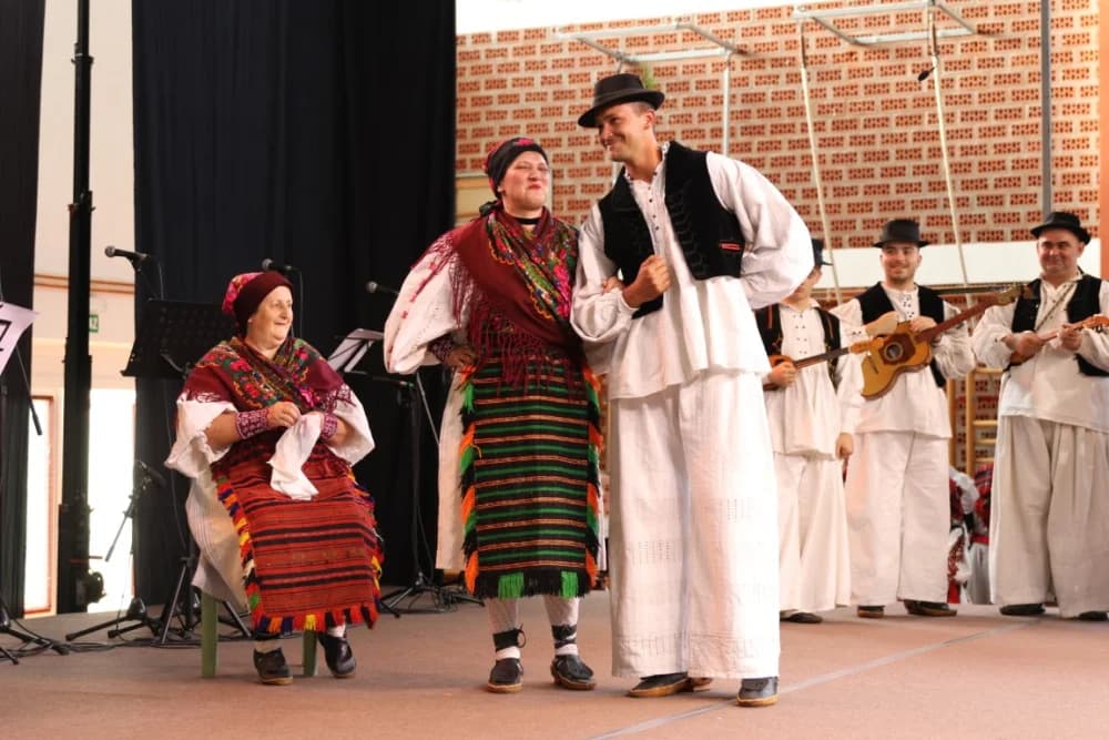 (FOTO-VIDEO) Pjesme, kola i običaji izvelo pet kulturno-umjetničkih društava iz dvije slavonske županije