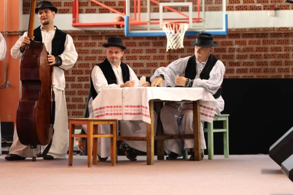 (FOTO-VIDEO) Pjesme, kola i običaji izvelo pet kulturno-umjetničkih društava iz dvije slavonske županije