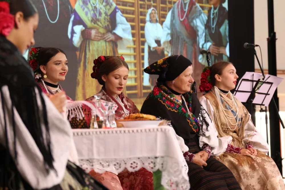 (FOTO-VIDEO) Pjesme, kola i običaji izvelo pet kulturno-umjetničkih društava iz dvije slavonske županije
