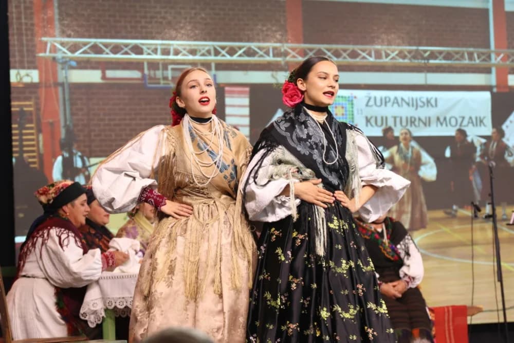(FOTO-VIDEO) Pjesme, kola i običaji izvelo pet kulturno-umjetničkih društava iz dvije slavonske županije