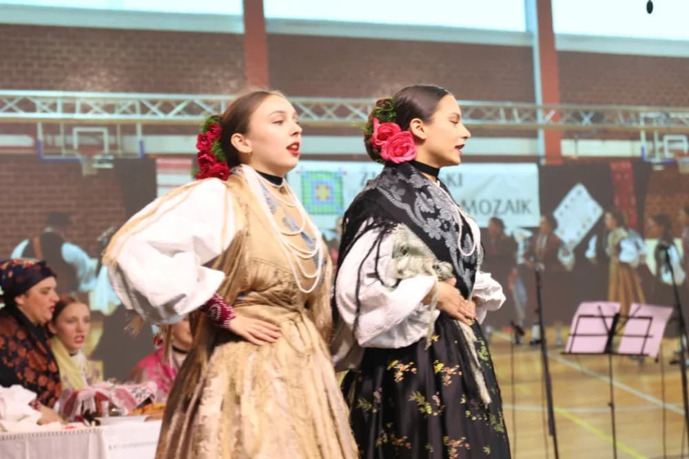 (FOTO-VIDEO) Pjesme, kola i običaji izvelo pet kulturno-umjetničkih društava iz dvije slavonske županije