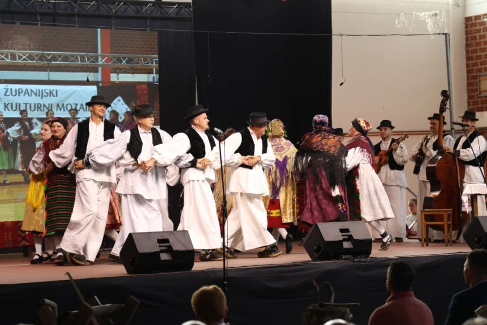 (FOTO-VIDEO) Pjesme, kola i običaji izvelo pet kulturno-umjetničkih društava iz dvije slavonske županije
