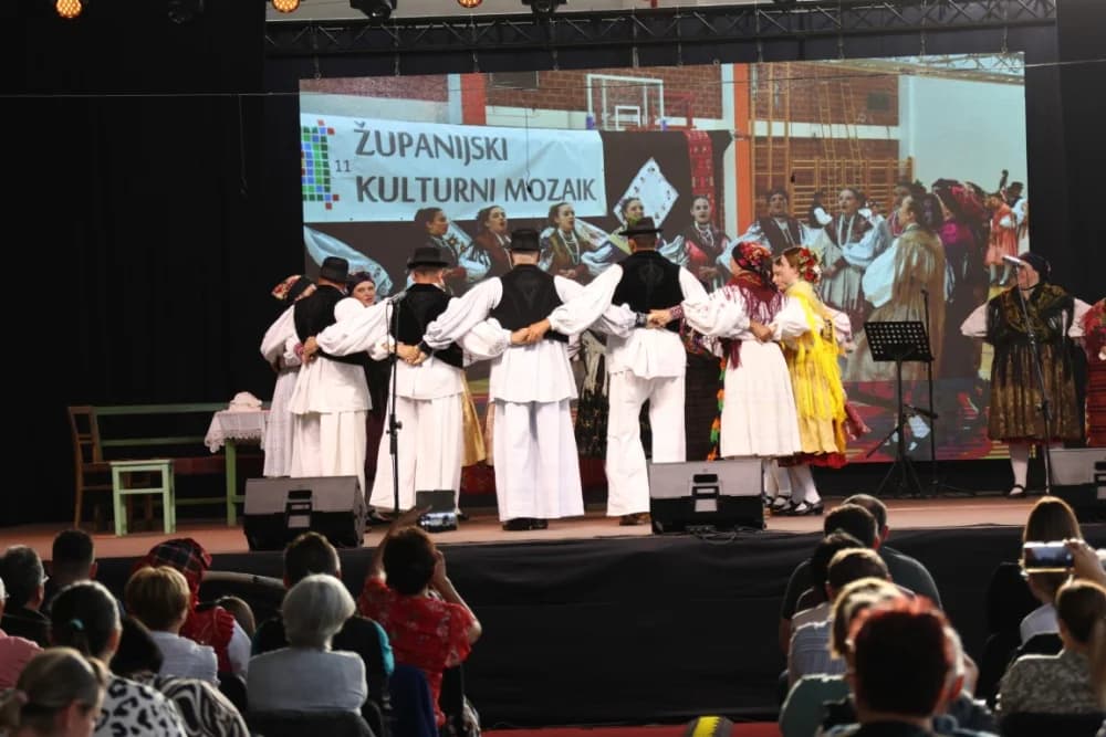 (FOTO-VIDEO) Pjesme, kola i običaji izvelo pet kulturno-umjetničkih društava iz dvije slavonske županije