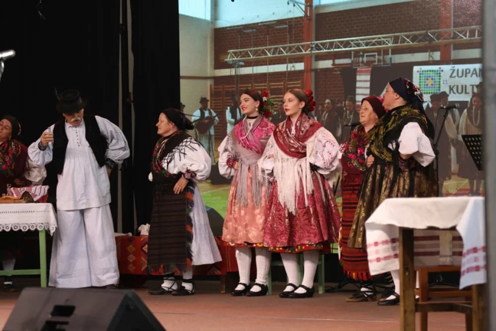 (FOTO-VIDEO) Pjesme, kola i običaji izvelo pet kulturno-umjetničkih društava iz dvije slavonske županije