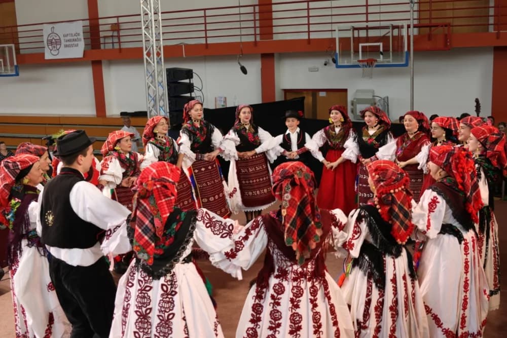 (FOTO-VIDEO) Pjesme, kola i običaji izvelo pet kulturno-umjetničkih društava iz dvije slavonske županije
