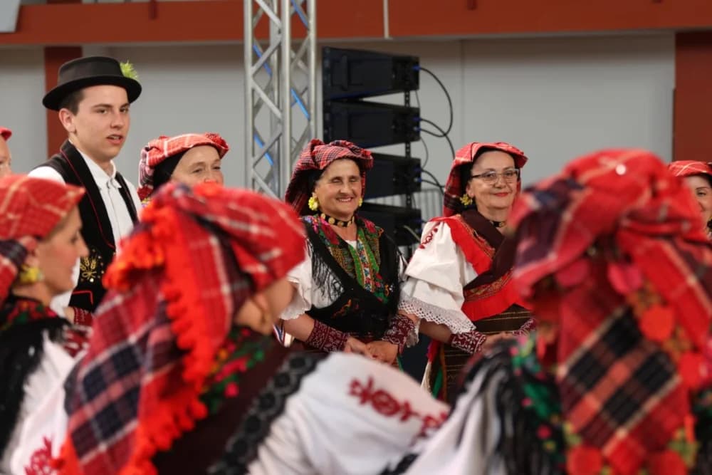 (FOTO-VIDEO) Pjesme, kola i običaji izvelo pet kulturno-umjetničkih društava iz dvije slavonske županije