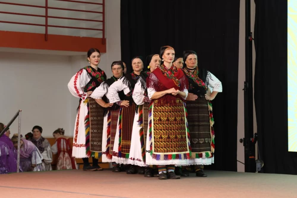 (FOTO-VIDEO) Pjesme, kola i običaji izvelo pet kulturno-umjetničkih društava iz dvije slavonske županije
