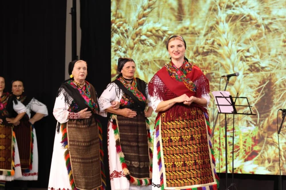 (FOTO-VIDEO) Pjesme, kola i običaji izvelo pet kulturno-umjetničkih društava iz dvije slavonske županije