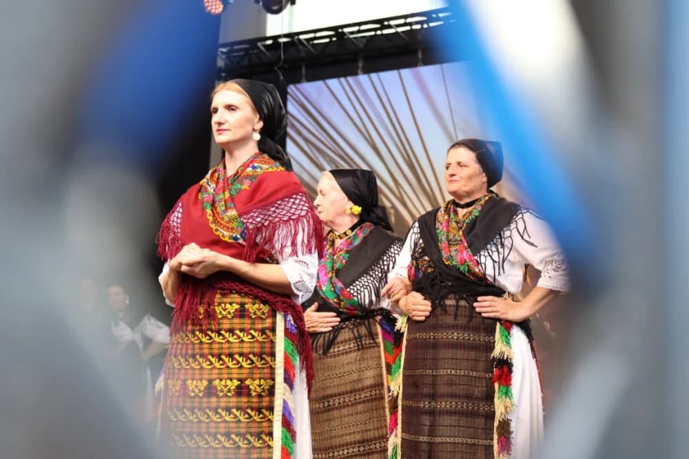 (FOTO-VIDEO) Pjesme, kola i običaji izvelo pet kulturno-umjetničkih društava iz dvije slavonske županije