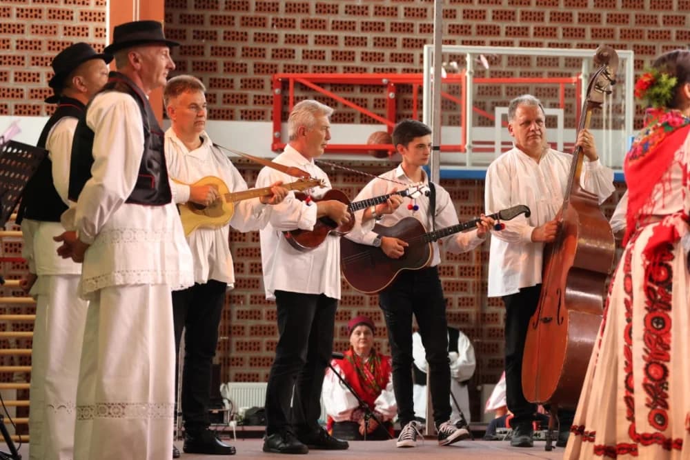 (FOTO-VIDEO) Pjesme, kola i običaji izvelo pet kulturno-umjetničkih društava iz dvije slavonske županije