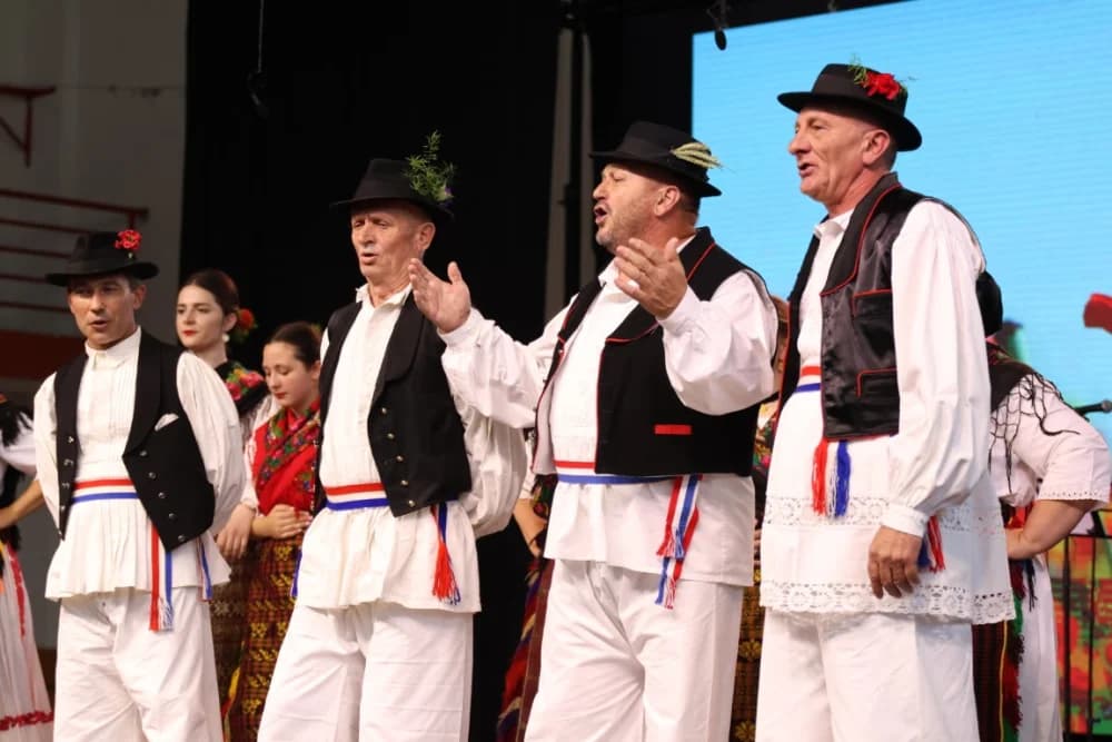 (FOTO-VIDEO) Pjesme, kola i običaji izvelo pet kulturno-umjetničkih društava iz dvije slavonske županije