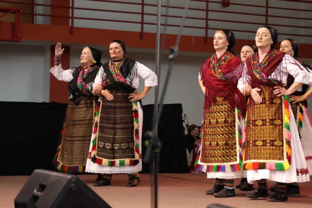 (FOTO-VIDEO) Pjesme, kola i običaji izvelo pet kulturno-umjetničkih društava iz dvije slavonske županije