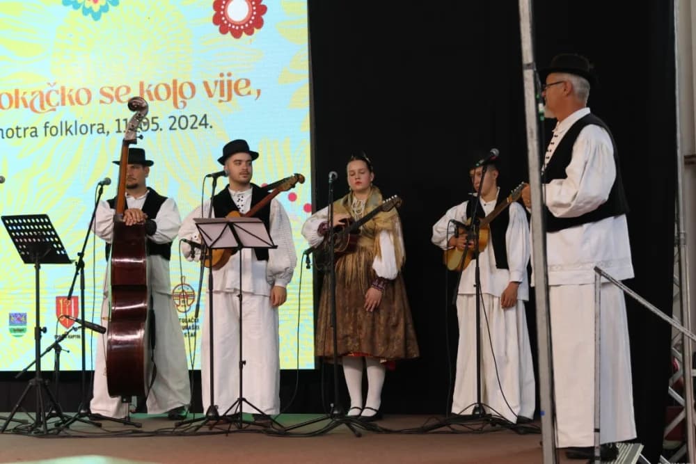 (FOTO-VIDEO) Pjesme, kola i običaji izvelo pet kulturno-umjetničkih društava iz dvije slavonske županije