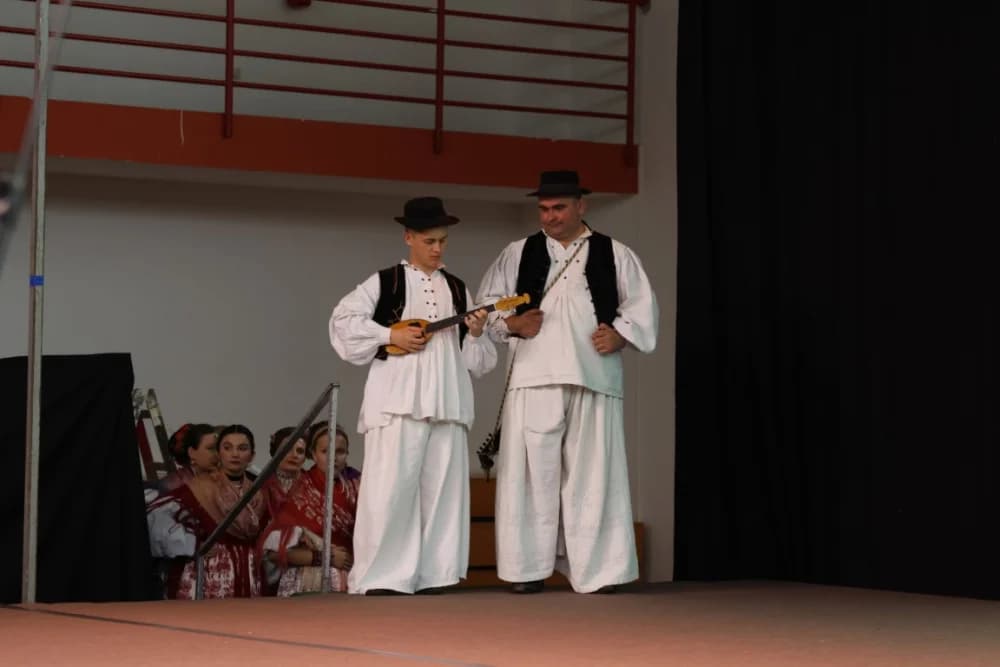 (FOTO-VIDEO) Pjesme, kola i običaji izvelo pet kulturno-umjetničkih društava iz dvije slavonske županije