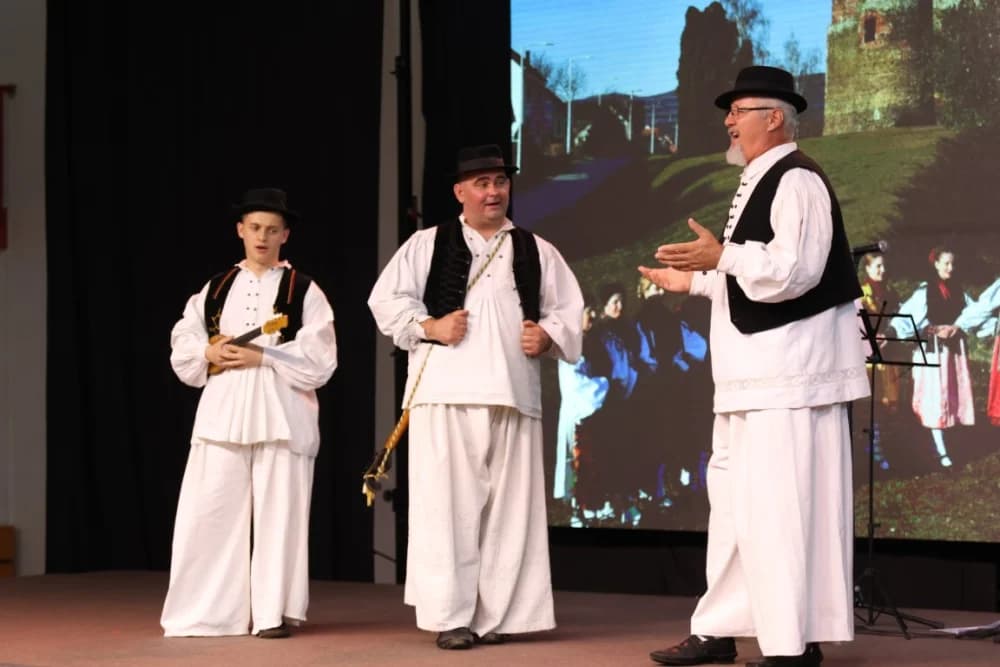 (FOTO-VIDEO) Pjesme, kola i običaji izvelo pet kulturno-umjetničkih društava iz dvije slavonske županije