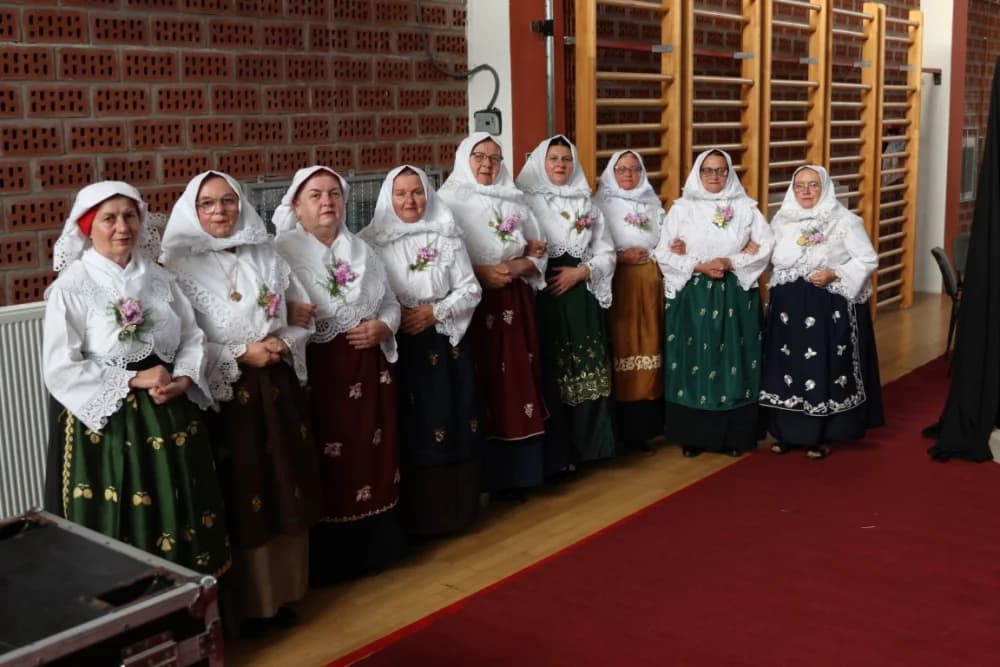 (FOTO-VIDEO) Pjesme, kola i običaji izvelo pet kulturno-umjetničkih društava iz dvije slavonske županije