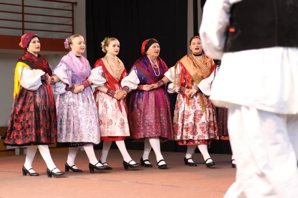 (FOTO-VIDEO) Pjesme, kola i običaji izvelo pet kulturno-umjetničkih društava iz dvije slavonske županije